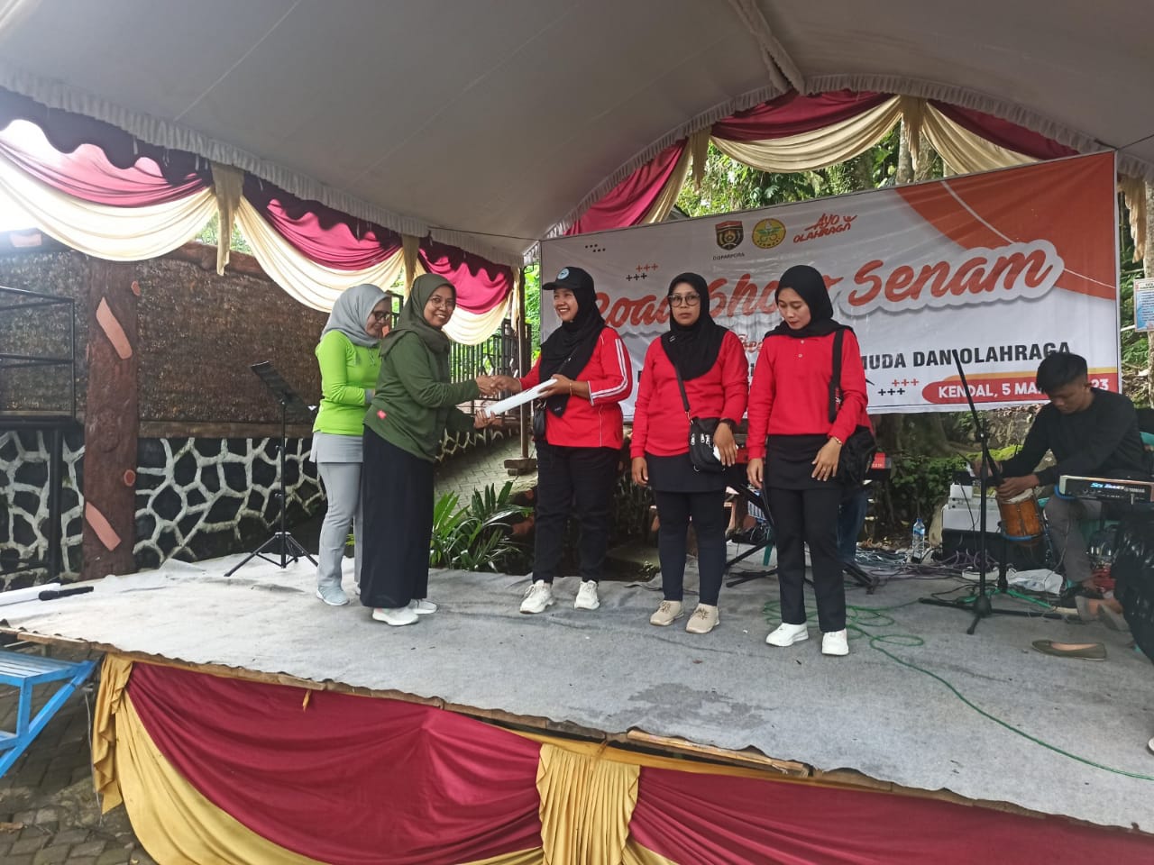 ABAIKAN CUACA MENDUNG, KEPALA DISPARPORA NGAWI IKUTI ROADSHOW PERWOSI KABUPATEN NGAWI DI CEKOKMONDOL, KENDAL NGAWI (Minggu 05/03/2023)