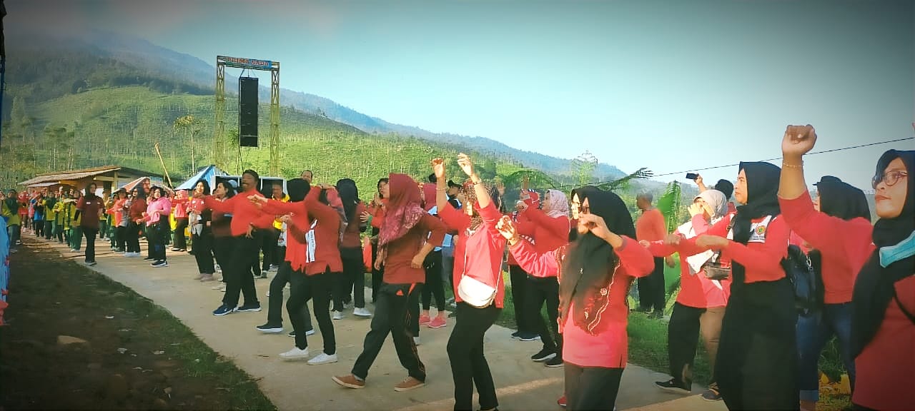 LERENG GUNUNG LAWU BERGOYANG IRINGI KEPALA DISPARPORA NGAWI SAAT ROADSHOW PERWOSI KABUPATEN NGAWI DI SLEMPAR CITY, HARGOMULYO NGRAMBE