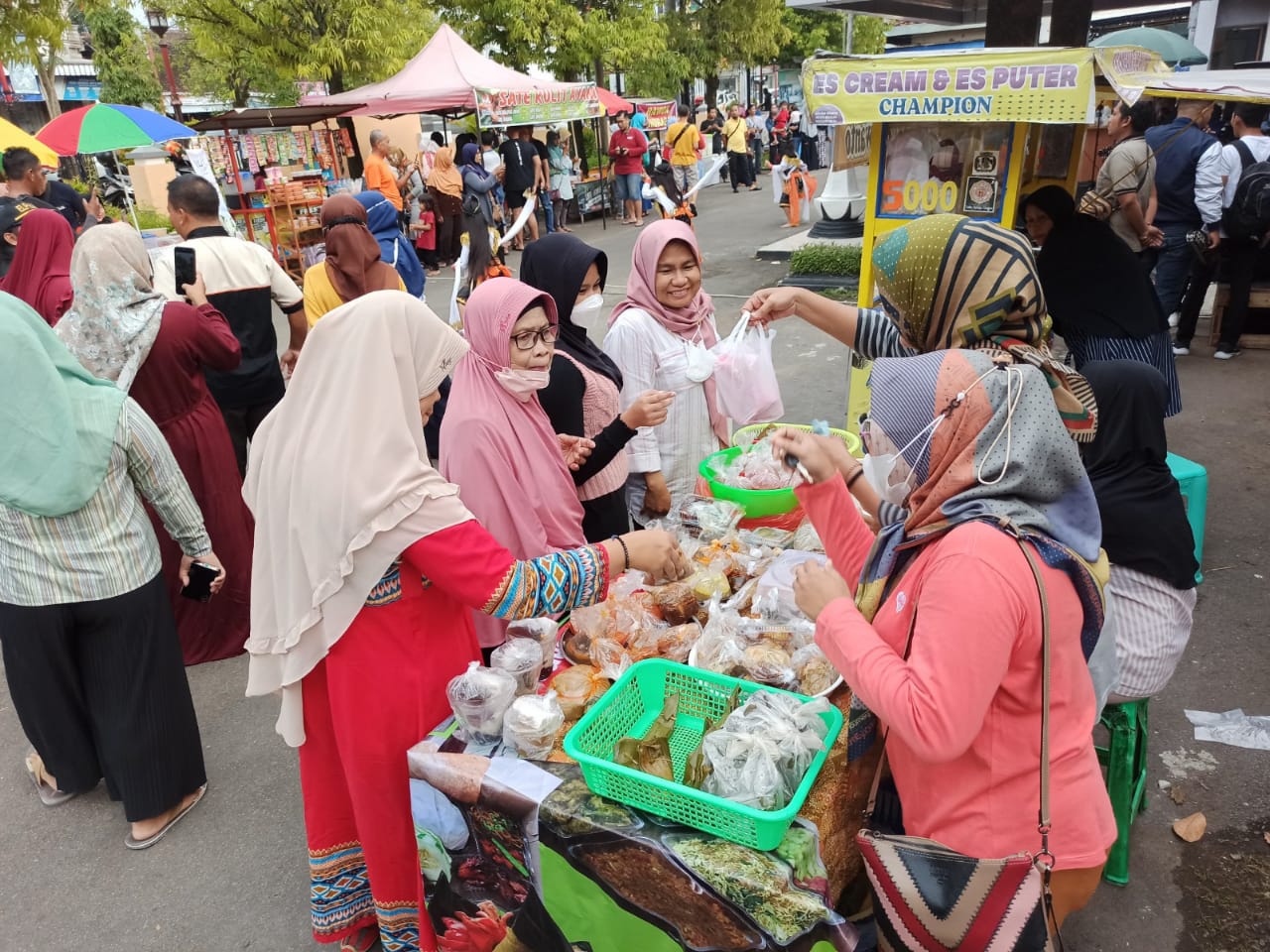 GELAR SENJA RAMADHAN, STRATEGI DISPARPORA NGAWI TINGKATKAN KESEJAHTERAAN MASYARAKAT MELALUI BAZAR DAN PAGELARAN SENI KREATIF SELAMA BULAN RAMADHAN