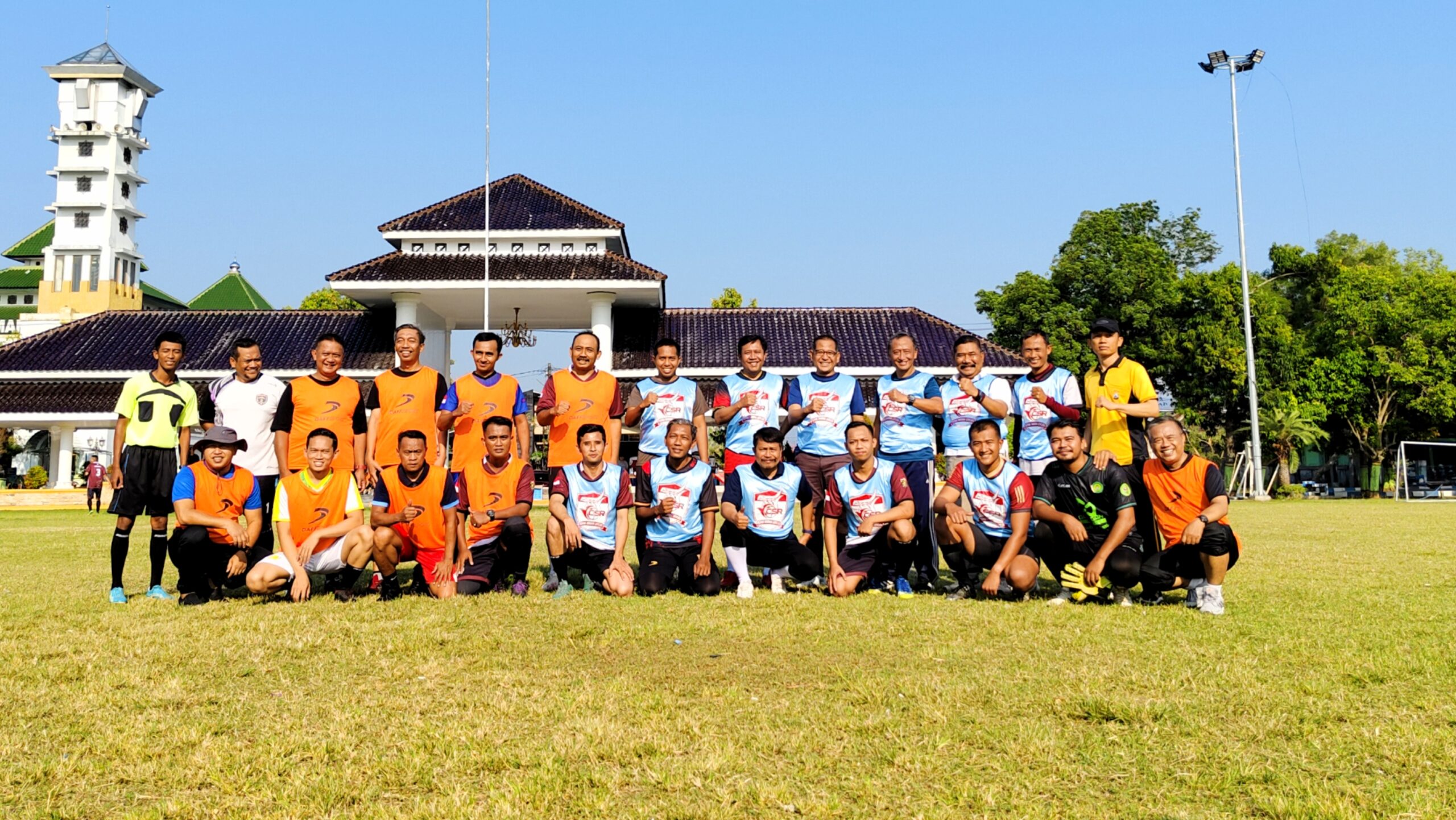 Disparpora Ngawi Fasilitasi Pertandingan Eksibisi SepakBola Forkopimda vs Kepala Opd, Jumat 06 Oktober 2023.