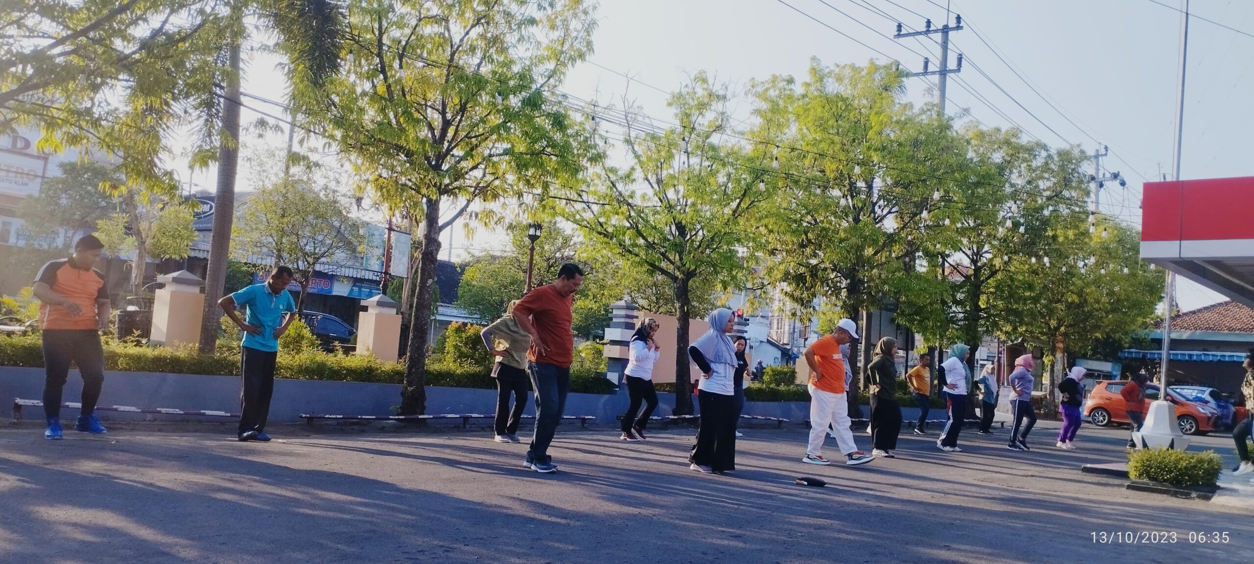 RUTINITAS SENAM JUM’AT PAGI DI DEPAN HALAMAN KANTOR DINAS PARIWISATA,PEMUDA DAN OLAHRAGA KABUPATEN NGAWI.