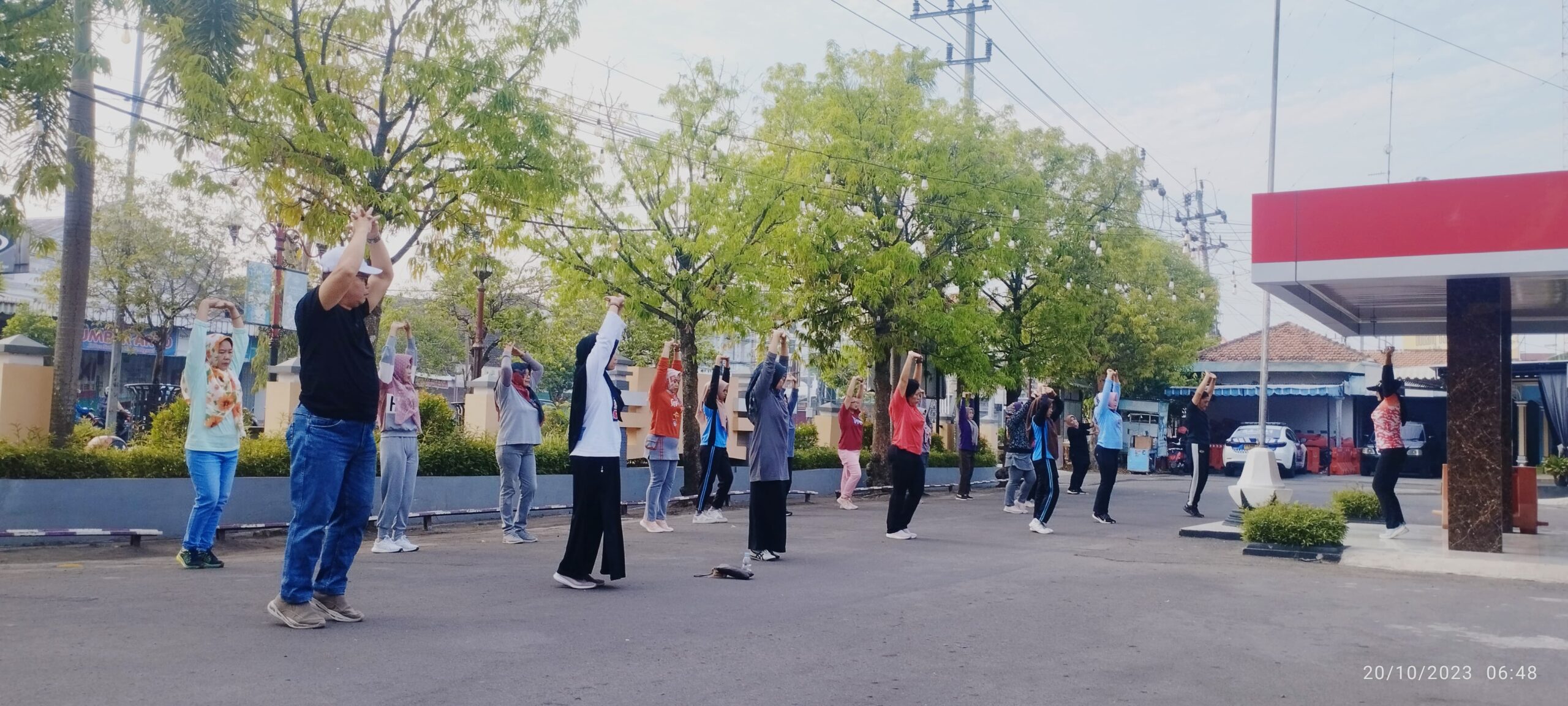 RUTINITAS SENAM JUM’AT PAGI DI DEPAN HALAMAN KANTOR DINAS PARIWISATA,PEMUDA DAN OLAHRAGA KABUPATEN NGAWI.