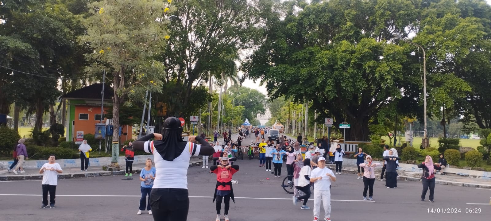 RUTINITAS SENAM MINGGU PAGI DI ALUN-ALUN NGAWI