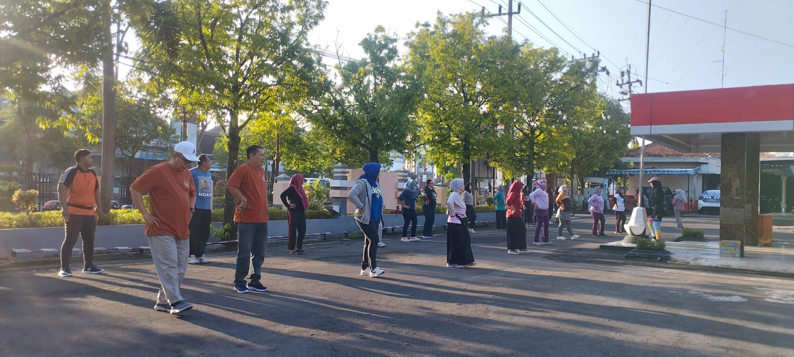 RUTINITAS SENAM JUM’AT PAGI DI HALAMAN KANTOR DISPARPORA KABUPATEN NGAWI.