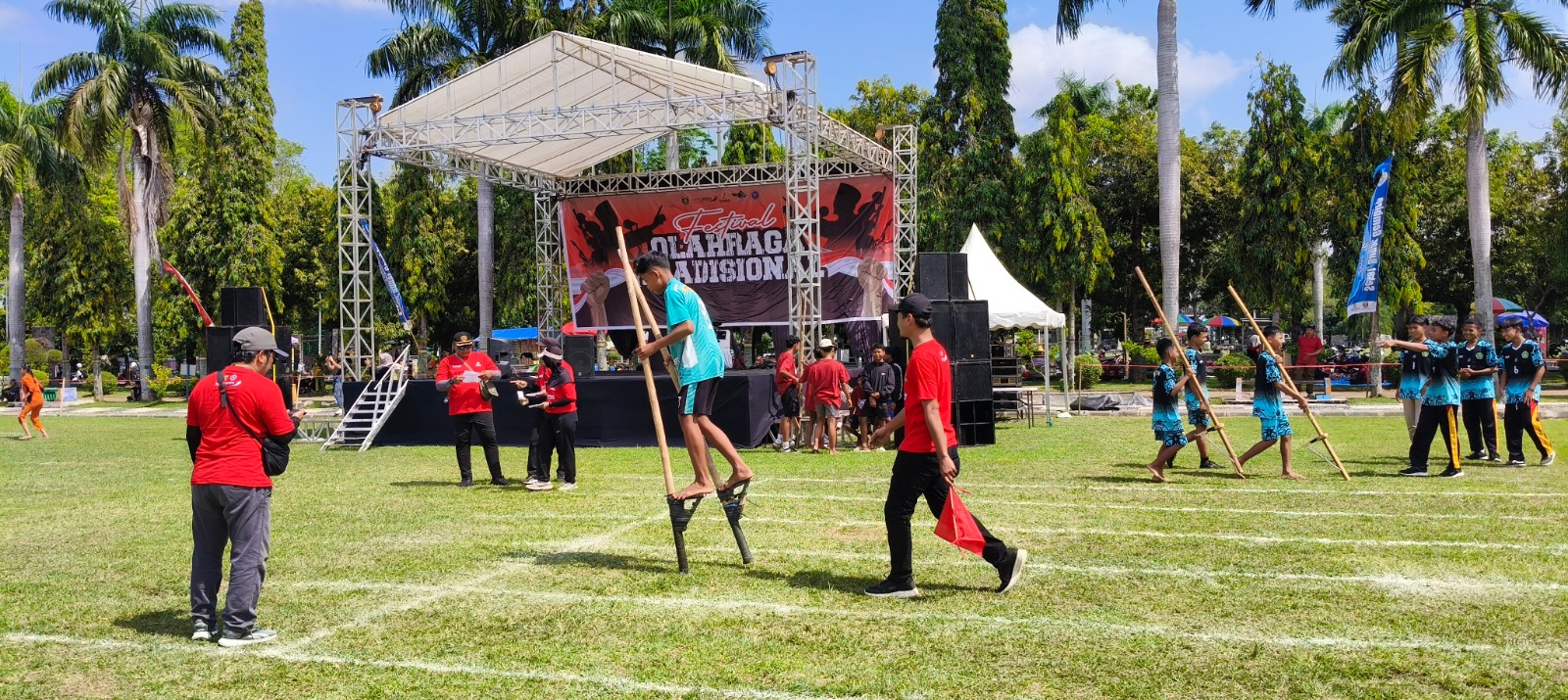 Hadang, Bakiak, dan Egrang Bikin Alun-alun Bergemuruh, 308 Peserta Adu Seru di Festival Olahraga Tradisional Ngawi 2025