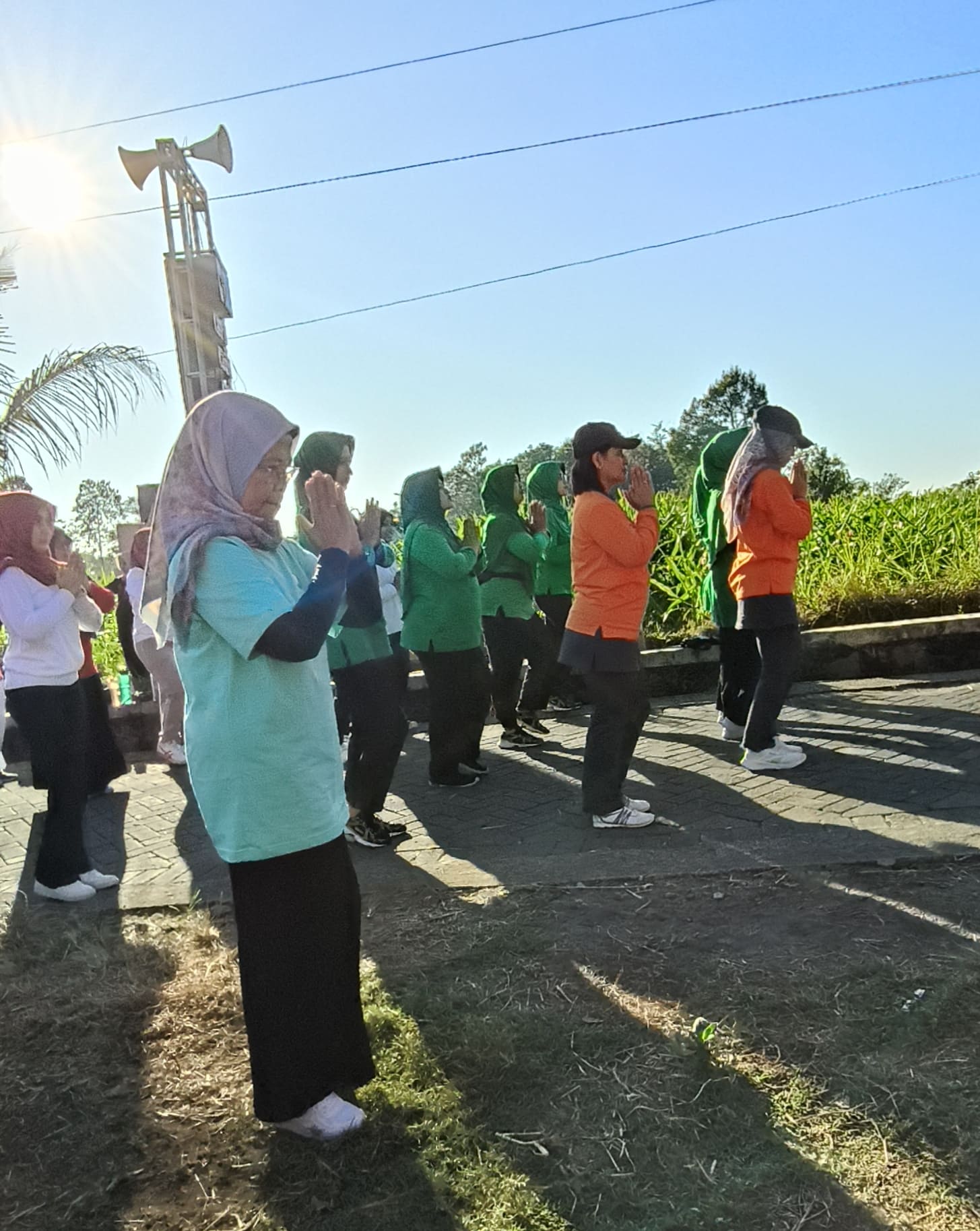 Roadshow Senam Perwosi di Ngrambe, Semangat Warga Berpadu Indahnya Panorama Gunung Lawu