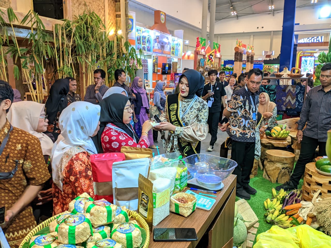 Produk Lokal Ngawi dari Para Milenial Unjuk Gigi di APKASI Otonomi Expo 2025