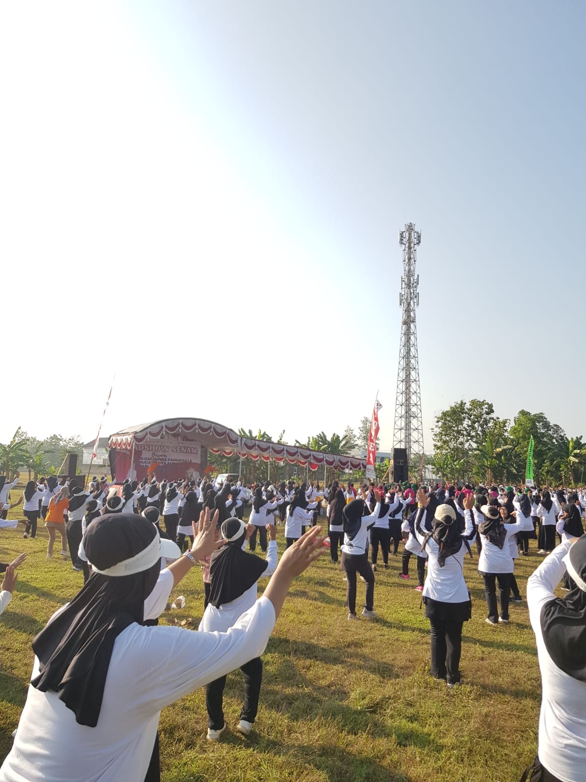 Roadshow Senam Perwosi di Kecamatan Ngawi: Warga Kompak dengan Seragam Hitam Putih