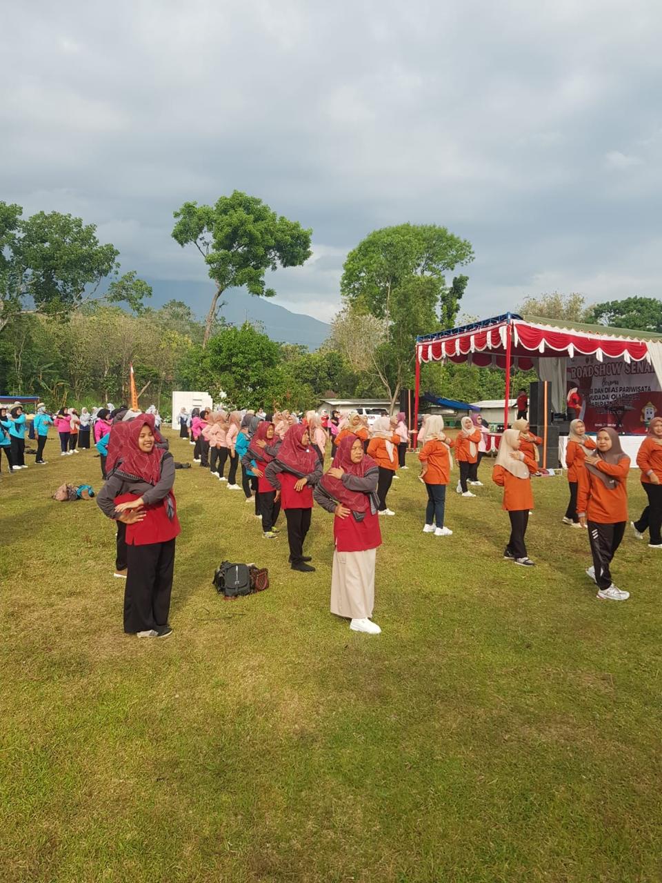 Roadshow Senam Perwosi di Desa Ploso Kendal, Pagi Sehat Berpadu Keindahan Gunung Lawu